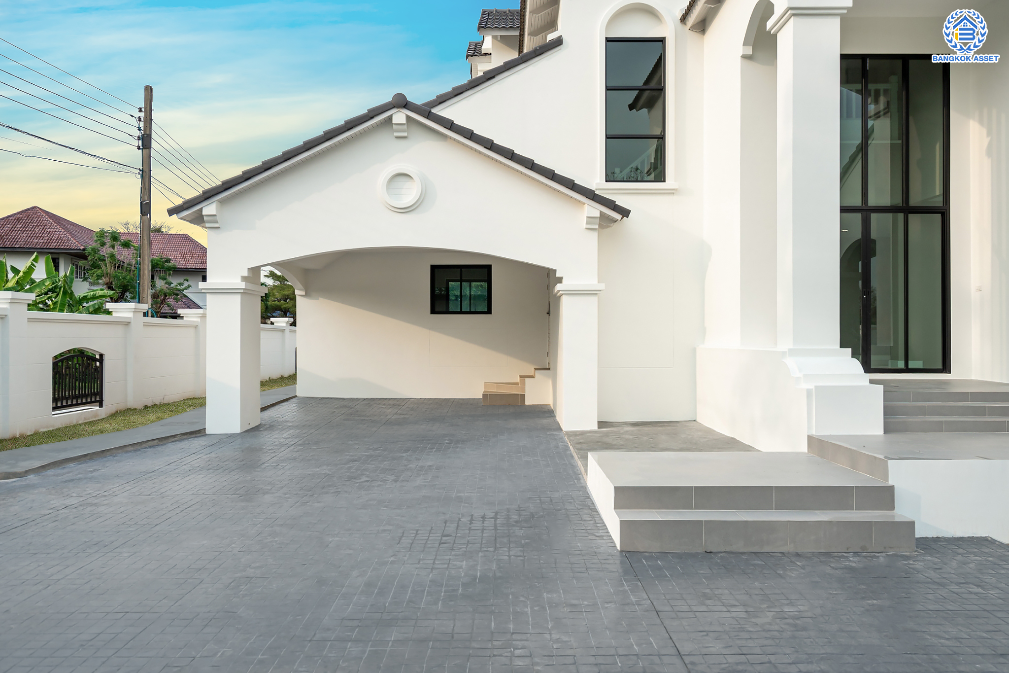 บ้านมือสองตกแต่งใหม่ ม.กฤษดานคร20 ปิ่นเกล้า-ติดถนนบรมราชชนนี เนื้อที่ 198 ตร.ว. บ้านเดี่ยวหลังใหญ่ ตกแต่งสุดหรูดีไซน์ยุโรป พร้อมฟังก์ชัน 4 ห้องนอน 4 ห้องน้ำ 1 ห้องแม่บ้าน จอดรถได้ 5 คัน บนทำเลเชื่อมต่อเมืองอย่างรวดเร็ว ใกล้ทางคู่ขนานลอยฟ้าบรมราชชนนี ทางด่วน "กาญจนาภิเษก" ม.มหิดล และเซ็นทรัลปิ่นเกล้า